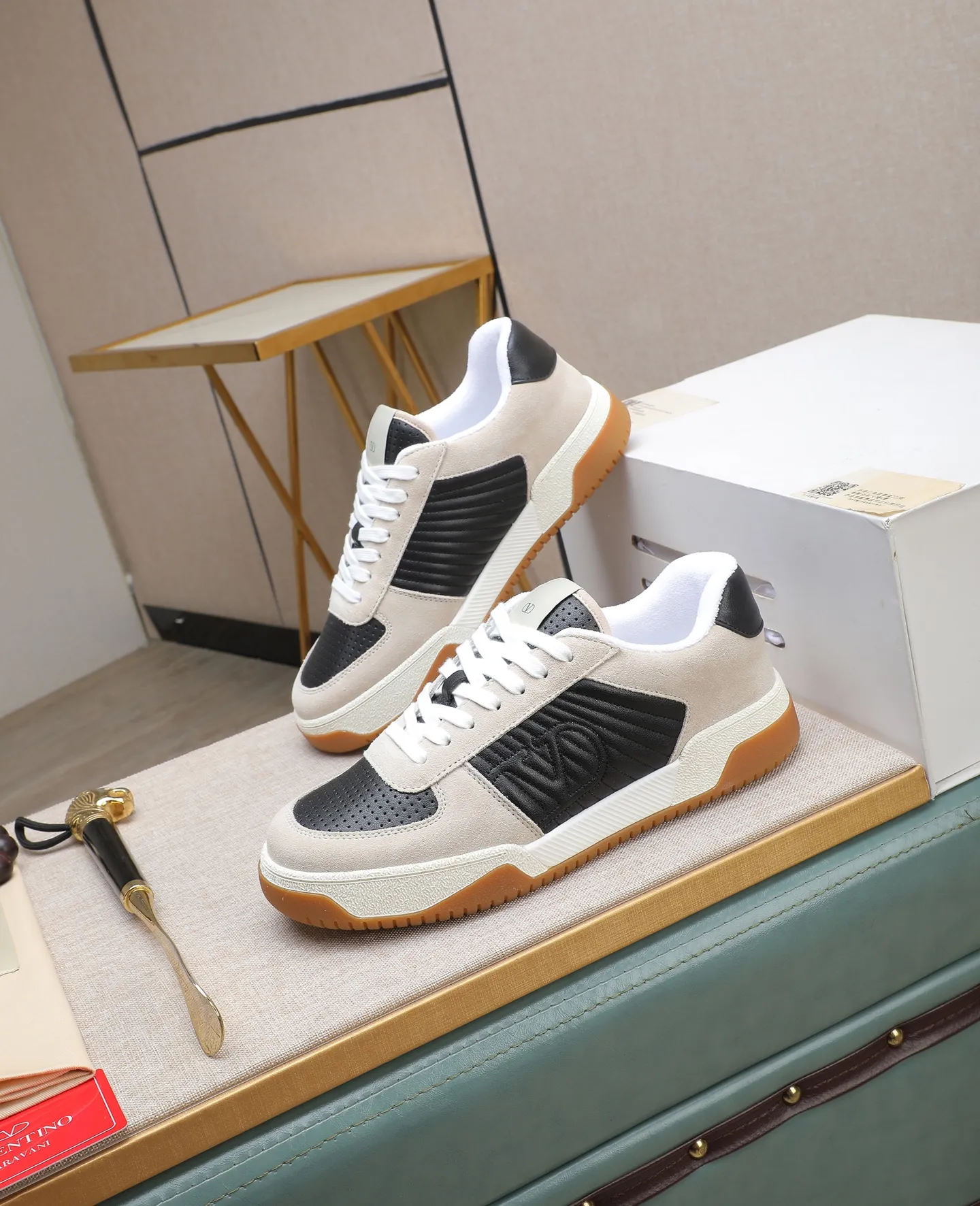 Men's shoes 💰740【Valentino】Couples model, size: Men's model 39-44 (45 customized) Valentino Valentino Couple model Joie de Jouer series Velcro Thick sole Bread shoes Couple model Casual sports shoes White shoes Original purchase and development Production Joie de Jouer series The style is simple but not out of style. The pure white base is paired with fresh green and soft beige, and the unique Velcro design highlights your personality. Every detail tells fashion and quality. Wear it, take a confident step, and start the trend journey. Delivered in exquisite packaging🛍📦 ▪️Material: Original custom imported first-layer cowhide ▪️Inner lining: Original custom made soft sheepskin lining ▪️Outsole: Original open-molded non-slip TPU material ▪️Sole thickness: 3.5CM